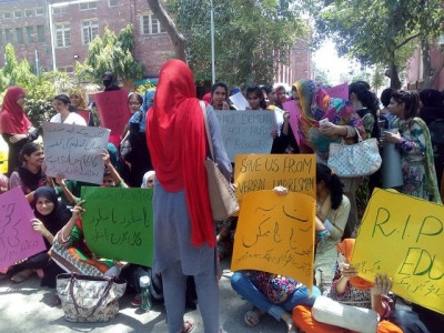 principal s misbehaviour female students cellphones snatched during protest principal s misbehaviour female students cellphones snatched during protest