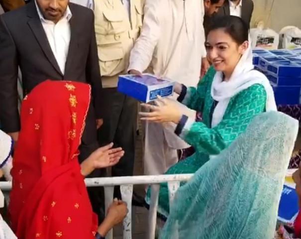 aseefa bhutto distributes iftar boxes to the needy near her residence bilawal house in karachi screengrab aseefa bhutto distributes iftar boxes to the needy near her residence bilawal house in karachi screengrab