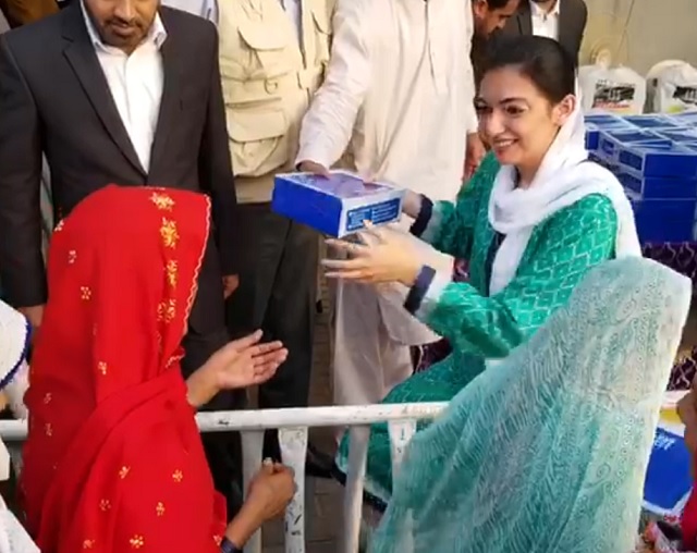 aseefa bhutto distributes iftar boxes to the needy near her residence bilawal house in karachi screengrab