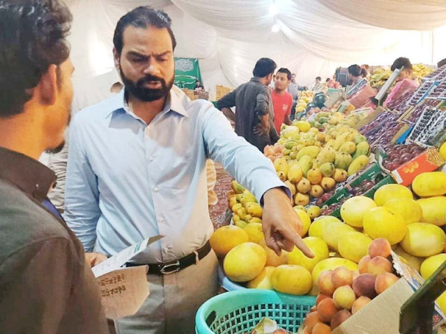 price control committee chairman mian usman ghalib inspects fruits and vegetables during his visit to ramazan bazaar in gulberg photo online