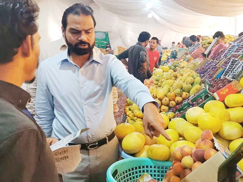 price control committee chairman mian usman ghalib inspects fruits and vegetables during his visit to ramazan bazaar in gulberg photo online