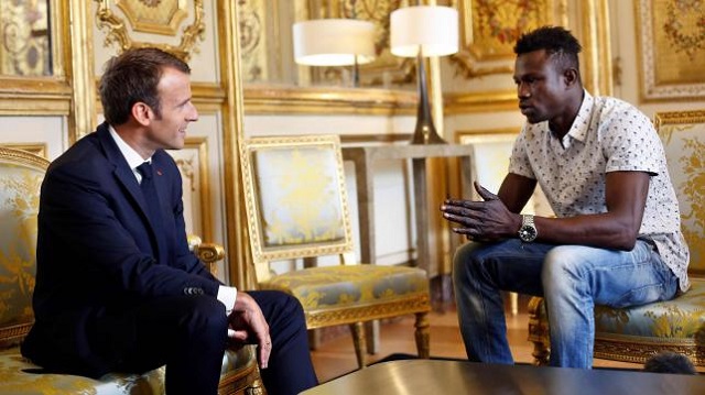 french president emmanuel macron l speaks with mamoudou gassama 22 from mali at the presidential elysee palace in paris on 28 may 2018 photo afp