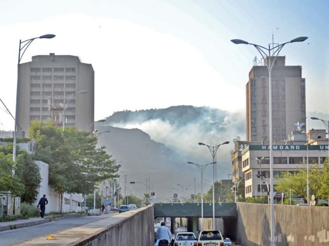 smoke rises from the wildfire on margalla hill photo waseem nazir express smoke rises from the wildfire on margalla hill photo waseem nazir express