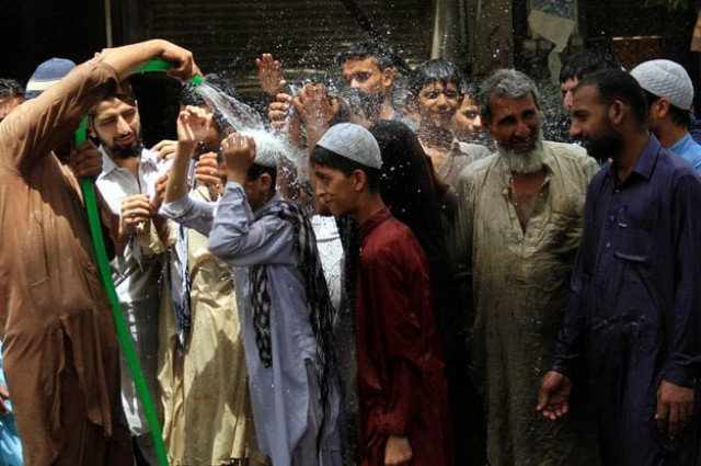 people pouring water on themselves to get respite from heat photo athar khan people pouring water on themselves to get respite from heat photo athar khan