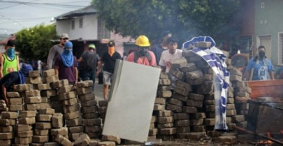 nicaragua death toll hits 100 as ortega vows to remain