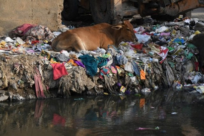delhi slum drowning in plastic as environment day focuses on india