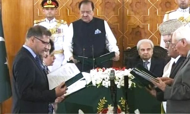 president mamnoon hussain administers oath to interim ministers photo express president mamnoon hussain administers oath to interim ministers photo express