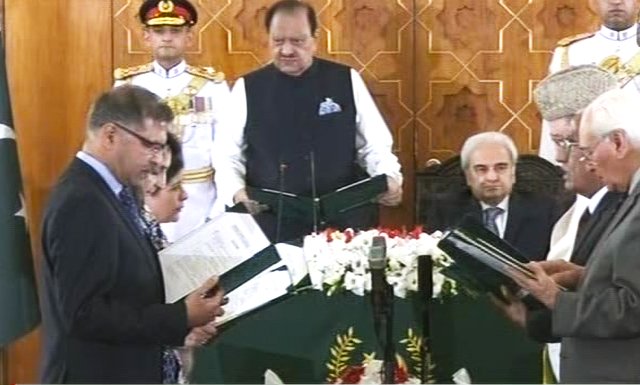 president mamnoon hussain administers oath to interim ministers photo express