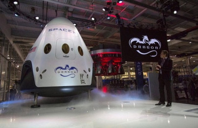 spacex delays plans to send tourists around moon spacex delays plans to send tourists around moon