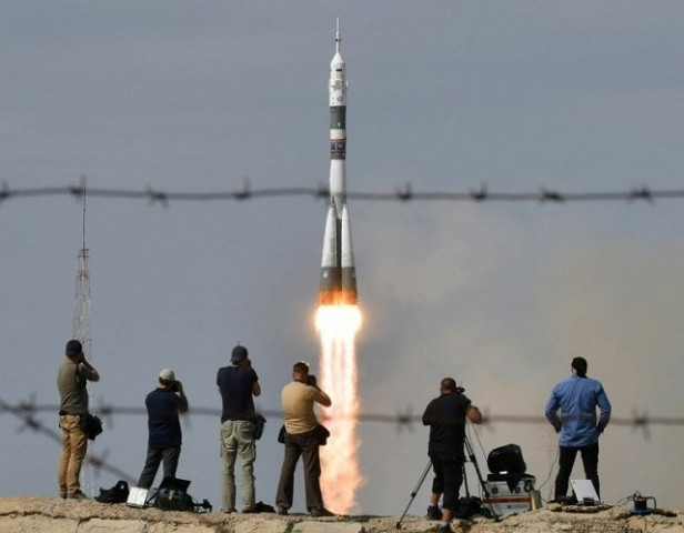 the space laboratory has been orbiting earth at about 28 000 kilometres per hour 17 000 miles per hour since 1998 photo afp the space laboratory has been orbiting earth at about 28 000 kilometres per hour 17 000 miles per hour since 1998 photo afp