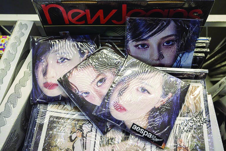 despite streaming s rise k pop marketing keeps cd sales thriving photo afp