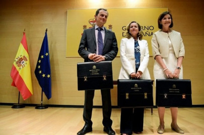 spain swears in mostly female government