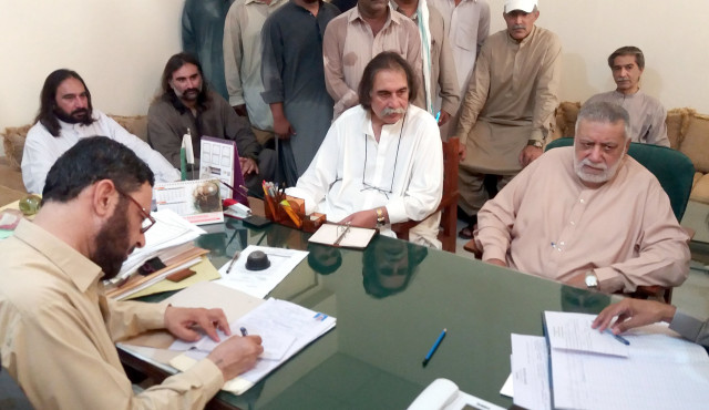 former pm jamali and muhammad khan jamali submitting nomination papers for dera murad jamali 039 s na 261 seat photo express former pm jamali and muhammad khan jamali submitting nomination papers for dera murad jamali 039 s na 261 seat photo express