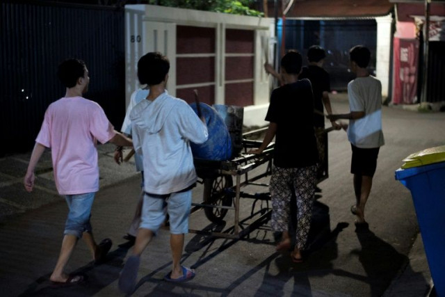 children bang drums to wake the neighbourhood for sehri photo afp children bang drums to wake the neighbourhood for sehri photo afp