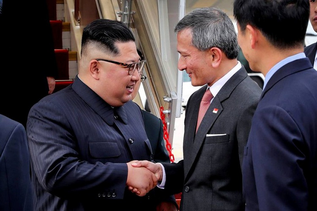 singapore 039 s foreign minister vivian balakrishnan welcomes north korean leader kim jong un on his arrival in singapore photo reuters
