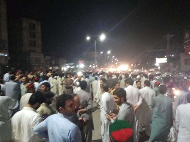 protesters at bab e peshawar road photo express protesters at bab e peshawar road photo express
