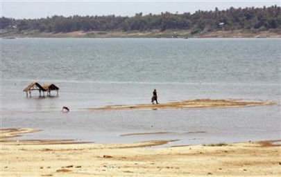 pakistani couple guarding river in shanghai