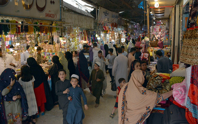 people mostly ladies throng churi bazaar for shopping after iftar photo express people mostly ladies throng churi bazaar for shopping after iftar photo express