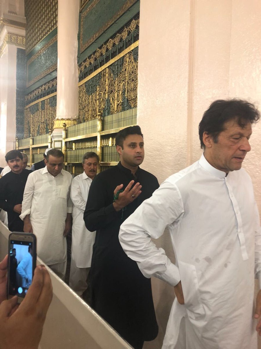 zulfi bukhari left with imran khan at madinah photo zulfi bukhari twitter