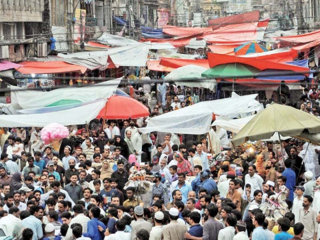 rush of buyers in raja bazaar of rawalpindi photo ppi