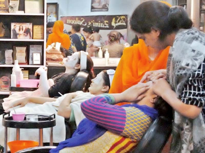 beauty parlours make hay on eid