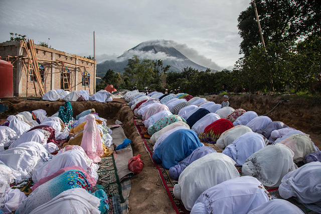 muslims offer eidul fitr prayers at the jamek mosque in kuala lumpur photo afp