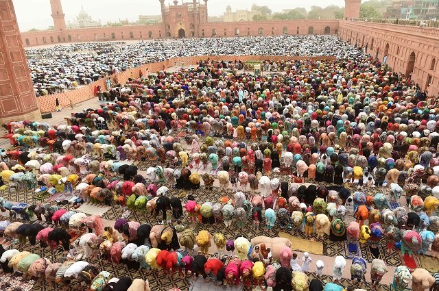 pakistani muslim worshippers pray to mark eid al fitr at the badshahi mosque in lahore on june 16 2018 muslims around the world are celebrating the eid festival marking the end of the fasting month of ramadan photo afp