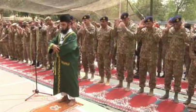 gen qamar spends eid with troops at loc