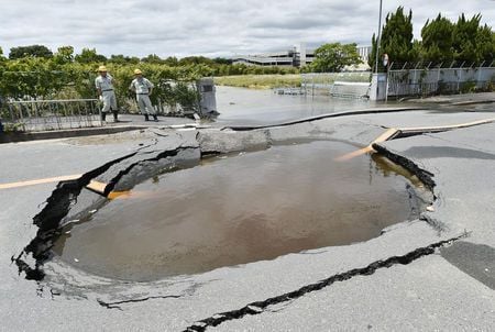 magnitude 6 1 quake kills three stops factories in japan 039 s osaka area photo reuters