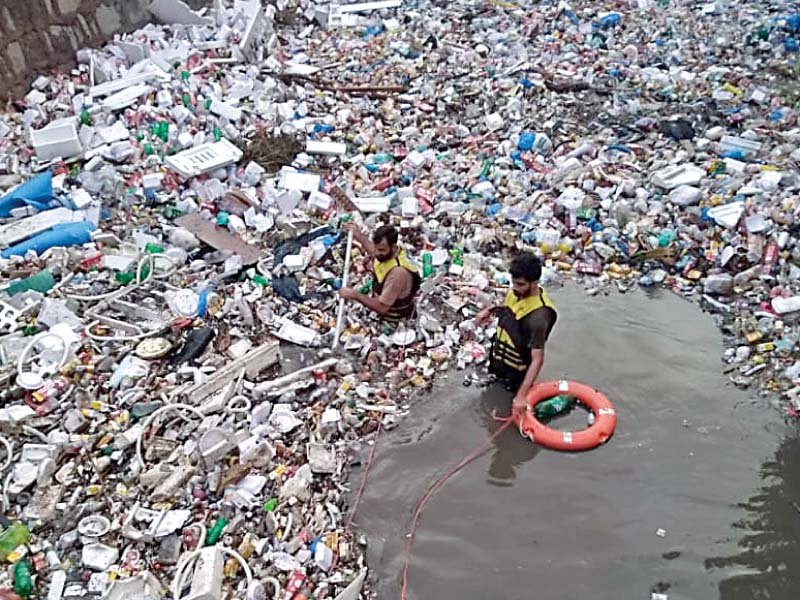 rescuers trying to find the bodies of drowned children photo express