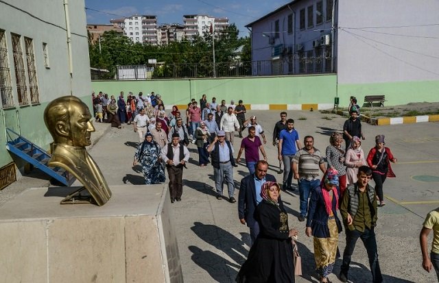 people arrive at a polling station to vote in snap twin turkish presidential and parliamentary elections in the kurdish stronghold of diyarbakir in southeastern turkey on june 24 2018 photo afp