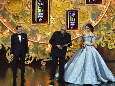 sridevi irrfan khan receive top honours at iifa 2018 sridevi irrfan khan receive top honours at iifa 2018