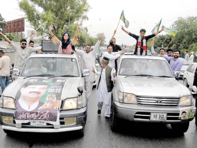 children of pml n candidate qamarul islam coming to submit his party ticket at rawalpindi judicial complex photo nni children of pml n candidate qamarul islam coming to submit his party ticket at rawalpindi judicial complex photo nni