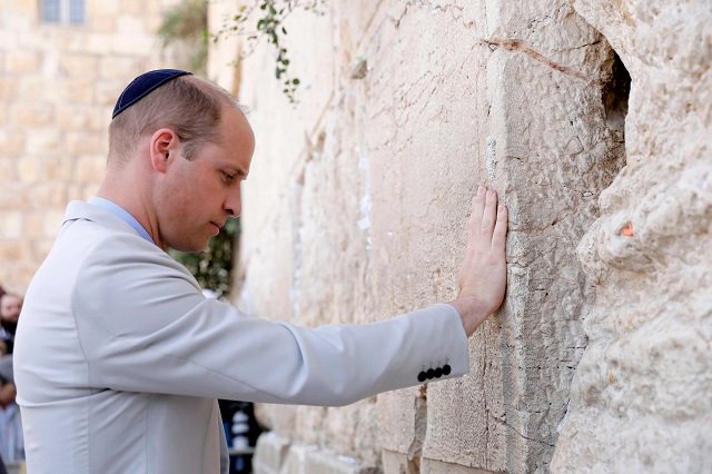 britain 039 s prince william touches the western wall the holiest site where jews can pray in jerusalem 039 s old city on june 28 2018 the duke of cambridge is the first member of the royal family to make an official visit to the jewish state and the palestinian territories photo afp