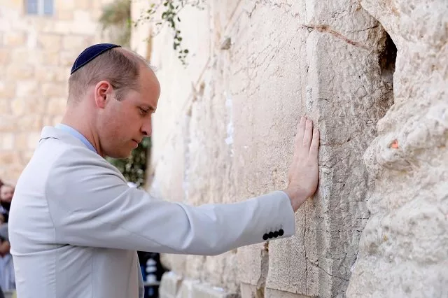 britain 039 s prince william touches the western wall the holiest site where jews can pray in jerusalem 039 s old city on june 28 2018 the duke of cambridge is the first member of the royal family to make an official visit to the jewish state and the palestinian territories photo afp britain 039 s prince william touches the western wall the holiest site where jews can pray in jerusalem 039 s old city on june 28 2018 the duke of cambridge is the first member of the royal family to make an official visit to the jewish state and the palestinian territories photo afp