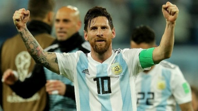 messi stuns reporter by wearing ribbon sent by his mother messi stuns reporter by wearing ribbon sent by his mother