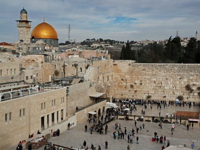 a general view shows the western wall r and the dome of the rock l in the al aqsa mosque compound in the old city of jerusalem on december 5 2017 photo afp