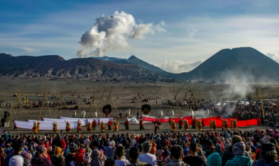 ritual sacrifice draws crowds to indonesia volcano