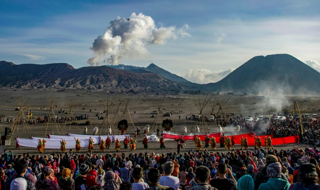 members of the tengger tribe at the yadnya kasada festival near mount bromo indonesia photo afp members of the tengger tribe at the yadnya kasada festival near mount bromo indonesia photo afp