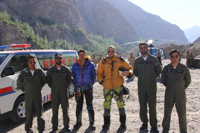 mountaineers rescued by the army photo ispr mountaineers rescued by the army photo ispr
