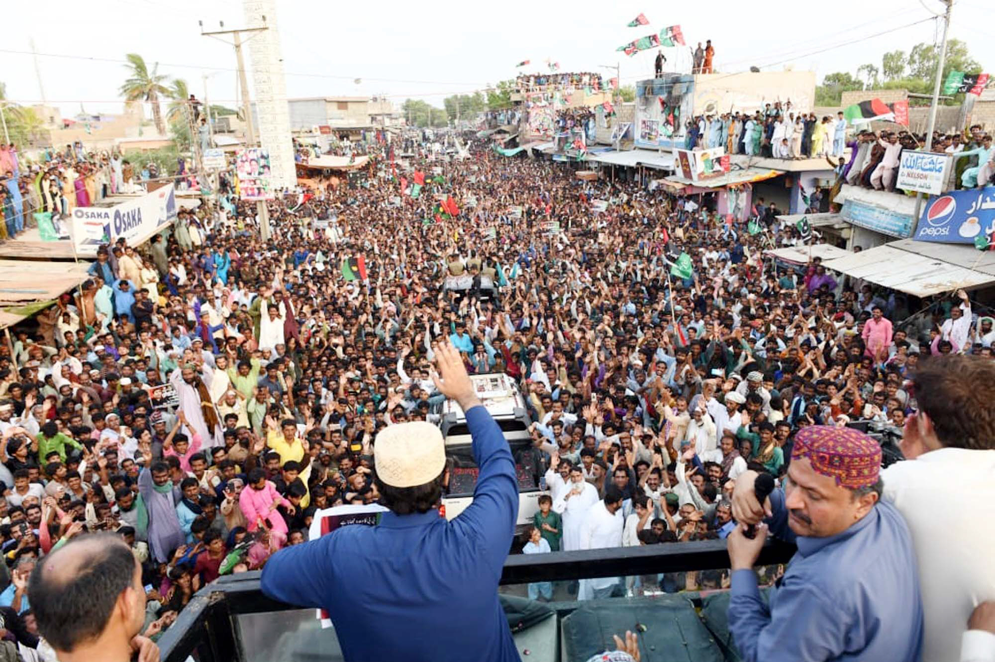 bilawal bhutto zardari waves hands to his supporters in thatta photo ppi