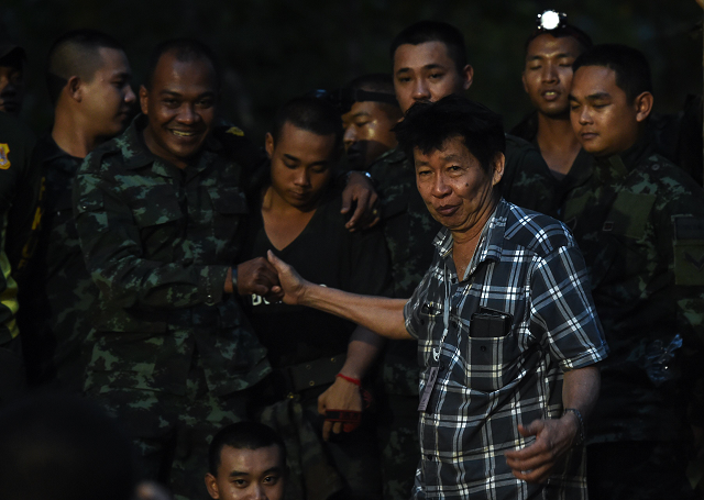 a father of a missing footballer thanks soldiers near tham luang cave following news all members of the children 039 s football team and their coach were alive in the cave at khun nam nang non forest park in the mae sai district photo afp