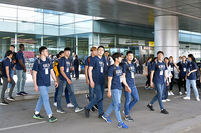 south korea 039 s delegation during their arrival in pyongyang to take part in the inter korean basketball games photo afp