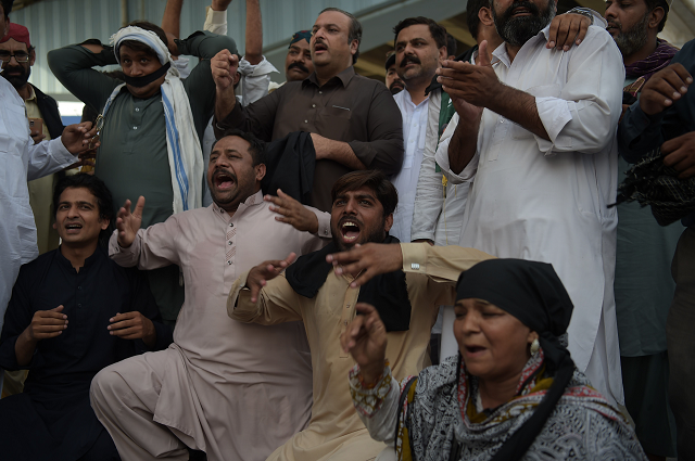 protesters blocked the saddar road for traffic and chanted slogans in favour of former prime minister nawaz his daughter maryam nawaz and accosted pakistan tehreek e insaf pti chairman imran khan photo afp protesters blocked the saddar road for traffic and chanted slogans in favour of former prime minister nawaz his daughter maryam nawaz and accosted pakistan tehreek e insaf pti chairman imran khan photo afp