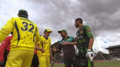 maxwell issues clarification over handshake incident maxwell issues clarification over handshake incident