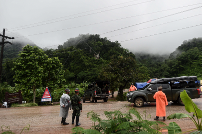 rescuers to extract final five from thai cave tuesday official rescuers to extract final five from thai cave tuesday official
