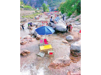 scenic spot dining midstream draws visitors to shahdara scenic spot dining midstream draws visitors to shahdara