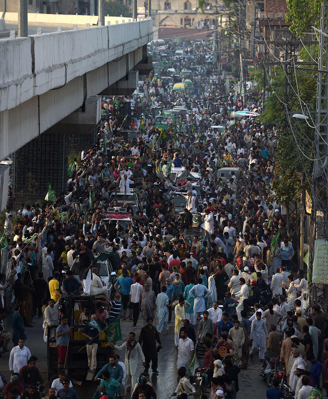 supporters of ousted pakistani prime minister nawaz sharif take part in a march towards the airport ahead of the arrival of nawaz photo afp