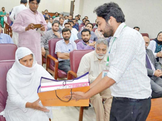 a kidney donor receives a gift at a ceremony held at pims photo express a kidney donor receives a gift at a ceremony held at pims photo express