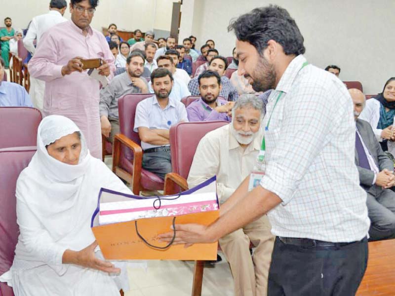 a kidney donor receives a gift at a ceremony held at pims photo express